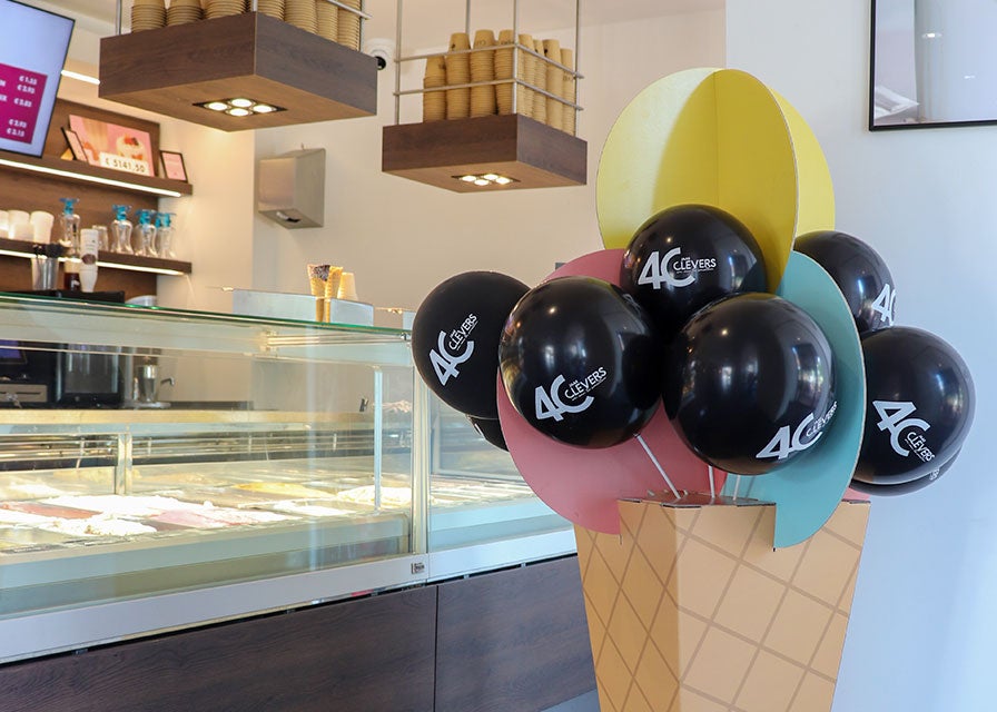 Kartonnen ijsje met ballonnen Kartonnen ijsje met ballonnen